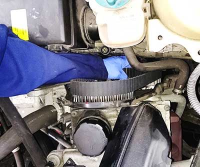 excel mechanic replacing a ford cars broken cam belt