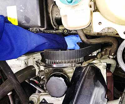 excel mechanic replacing a ford cars broken cam belt